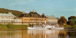 Raddampfer vor Schloss